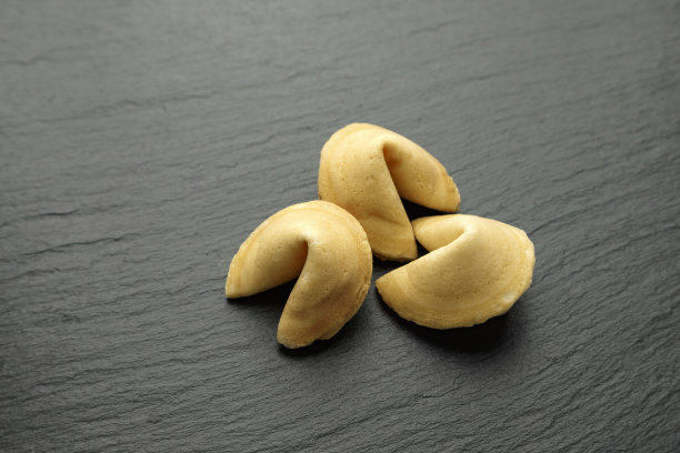 黑色背景下的整个中国幸运饼干。图片下载