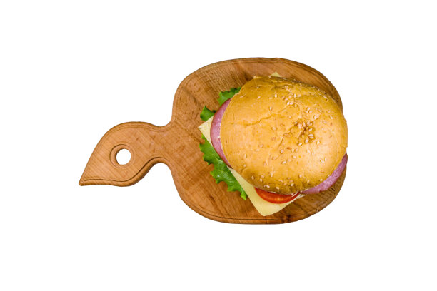 新鲜的汉堡放在一个木制的砧板上，在白色的背景上孤立图片下载