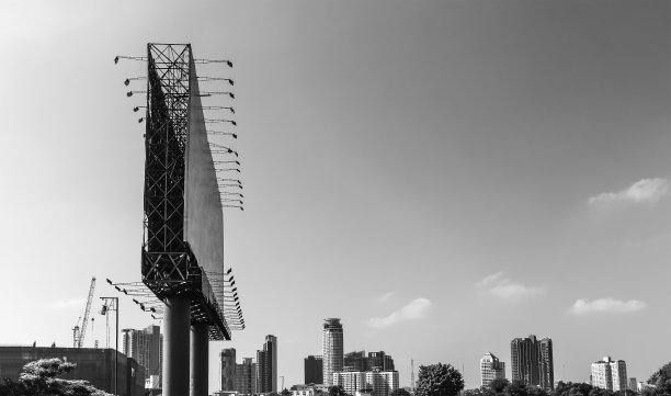 大型广告牌和蓝天在曼谷，城市景观背景图片下载