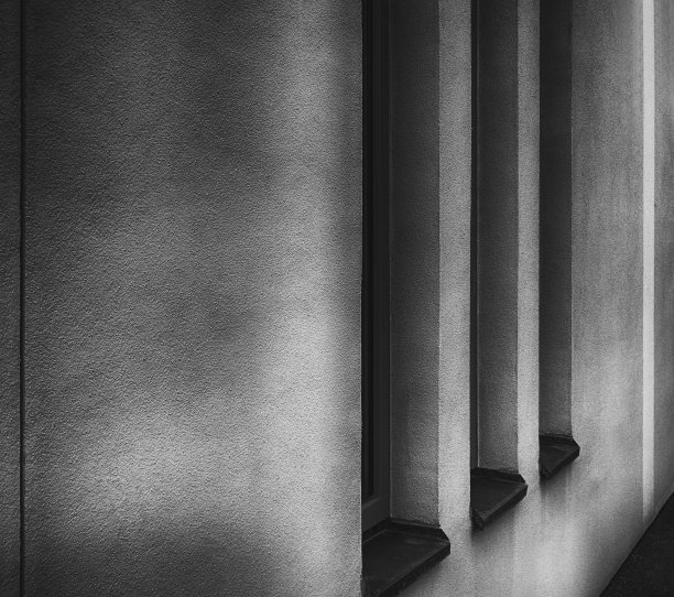 带有3扇窗户的立面的抽象侧视图图片下载