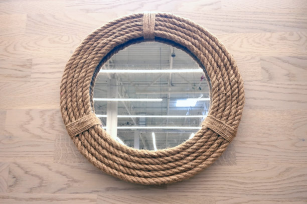 在船舶内部的舷窗形式的船用圆镜图片下载