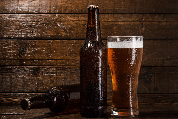 一瓶又一杯的啤酒图片下载