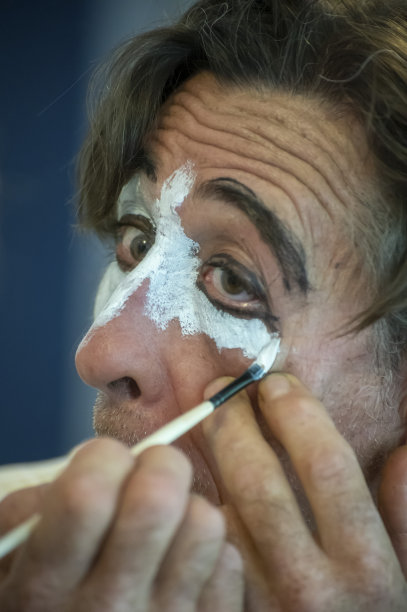 上街前化妆的街头艺人。图片下载