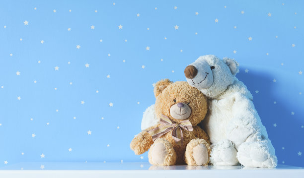 蓝色托儿所的床头柜上有可爱的孩子玩具图片下载