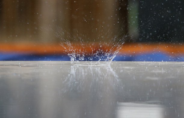雨滴溅在桌子上图片下载