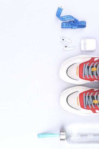 运动平铺在浅灰色的背景上。图片下载