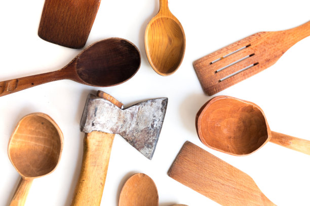 白色背景上的木勺和叉子的厨房用具。图片下载