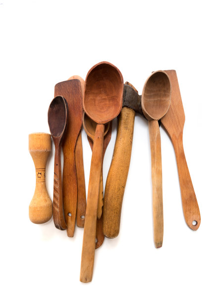 白色背景上的木勺和叉子的厨房用具。图片下载