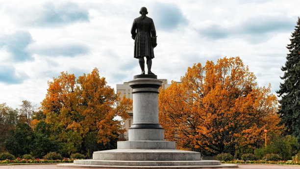 在两棵黄色的橡树下，俄罗斯著名大学校园里浪漫的金秋景色图片下载