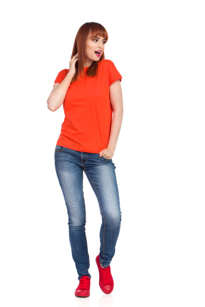 年轻的女人站着，看向别处，说话图片下载