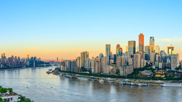日出时的现代大都市天际线，重庆，中国。图片下载