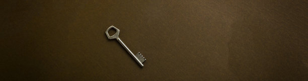 旧银色dDoor钥匙孤立在棕色背景图片下载