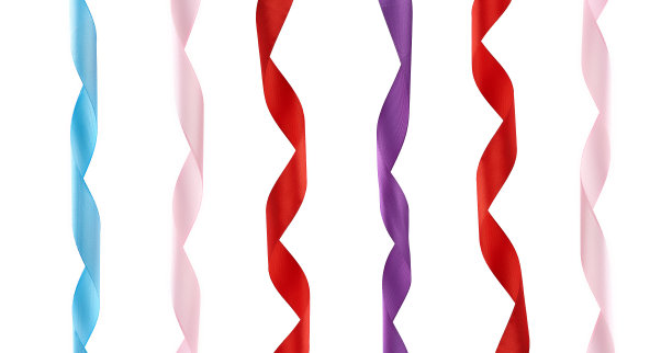 蓝色，粉色，红色和紫色缎子扭曲的丝带孤立在白色的背景图片下载