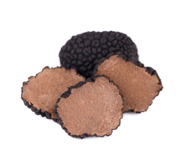 孤立在白色背景上的黑松露。新鲜松露片。美味专属松露蘑菇。辛辣而芬芳的法国美味。剪切路径。图片下载