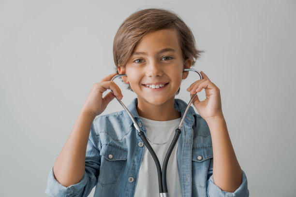 快乐有趣的混合种族学校的孩子假装儿科医生和看相机的肖像图片下载