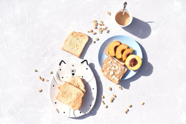 吐司配花生酱、油桃和杏仁。图片下载