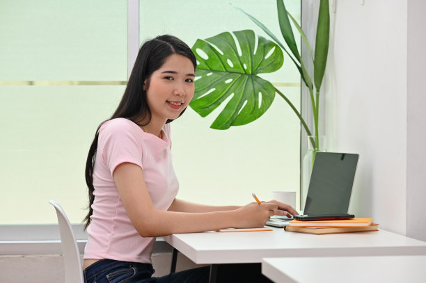 年轻富有创造力的女人肖像拍摄在艺术家的工作场所。图片下载