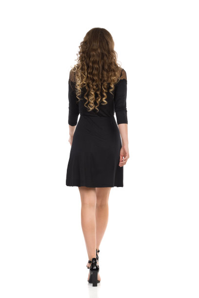 后视图的年轻女人在优雅的黑色连衣裙和高跟鞋。图片下载