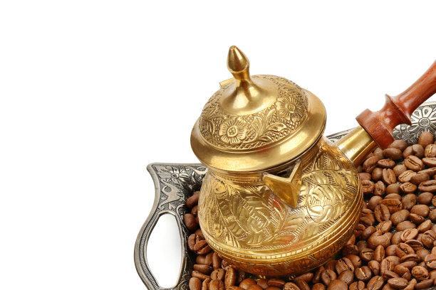 咖啡壶和咖啡豆隔离在白色的背景。图片下载