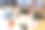 平面图片三个女人工作与笔记本电脑和书坐在一起坐在桌子上-商业妇女，共同工作和大学女孩学习的概念图片下载