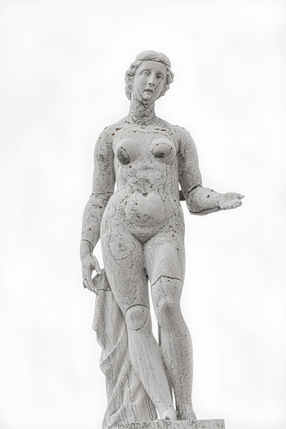 一个美丽的文艺复兴时期女人的屋顶雕像，在威尼斯的老图书馆的圣马可(马西亚纳)孤立在白色的背景，意大利图片下载