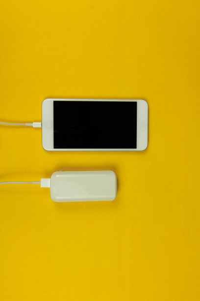 黄色背景是手机和电源。空间的文本。图片下载