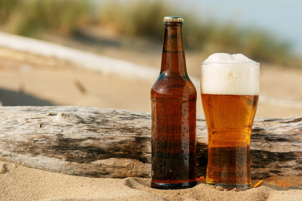 海滩上的啤酒图片下载