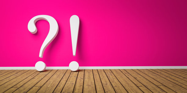 在粉红色混凝土垃圾墙的3D白色感叹号和问号-常见问题概念- 3D渲染-插图图片下载