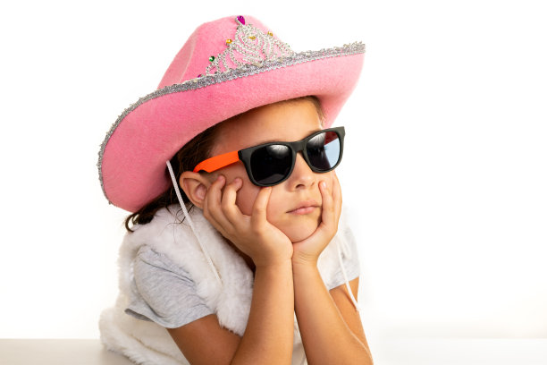 带着牛仔帽和太阳镜的沉思的小女孩图片下载