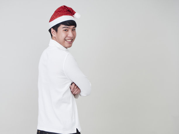 工作室肖像英俊的男子戴着圣诞帽孤立在白色的背景图片下载