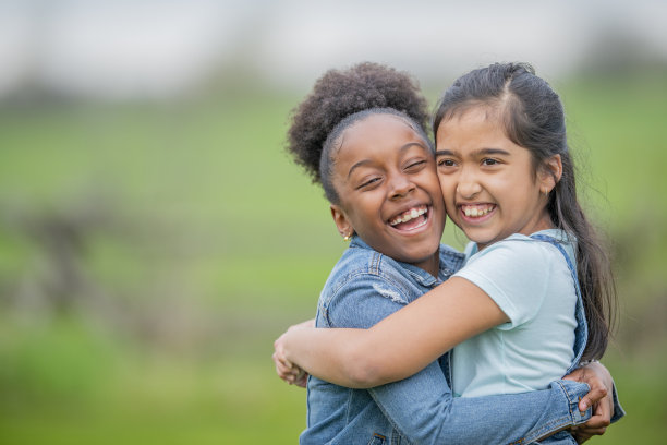 多民族儿童拥抱股票照片图片下载