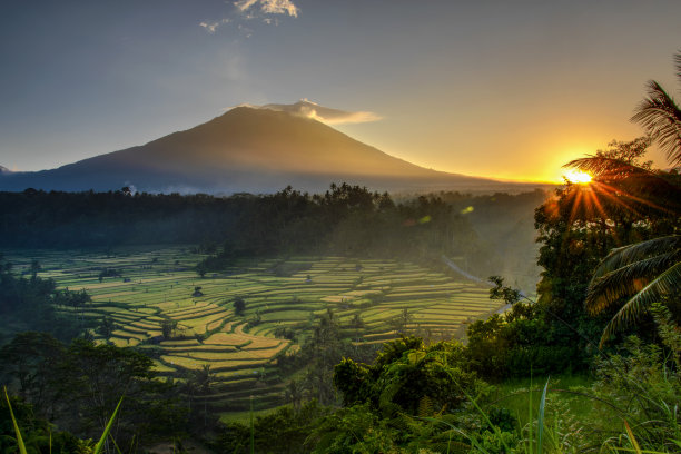 巴厘岛大karangasem山的日出图片下载