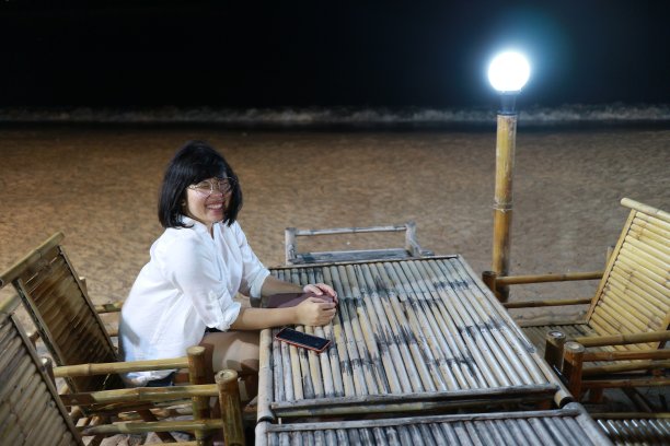 美丽的泰国女孩在海滩上玩耍图片下载