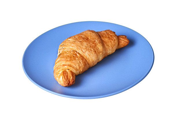一个新鲜温暖酥脆的整块羊角面包，填满不同美味的奶油或果酱，放在圆形的蓝色陶瓷盘或碟子的中心，孤立在白色的背景上，没有阴影。特写镜头。俯视图图片下载