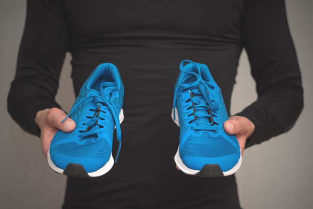 男人手里拿着新运动鞋。图片下载