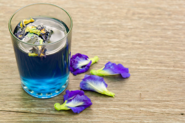 蝴蝶豌豆汁和蝴蝶豌豆花的木材背景图片下载