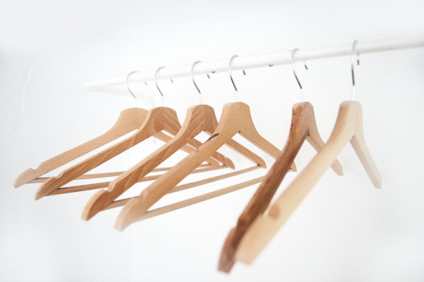 架子上的衣架放得乱七八糟图片下载