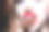 嘴里含着巧克力饼干的奢华女孩。饮食模式。给那个女孩糖果。年轻女子的美味甜点。诱人的嘴唇与红色的口红。不健康的零食。垃圾食品。图片下载