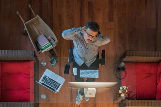 坐在办公室里的商人背疼图片下载