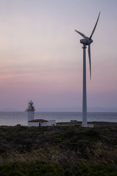 风力涡轮机和灯塔图片下载