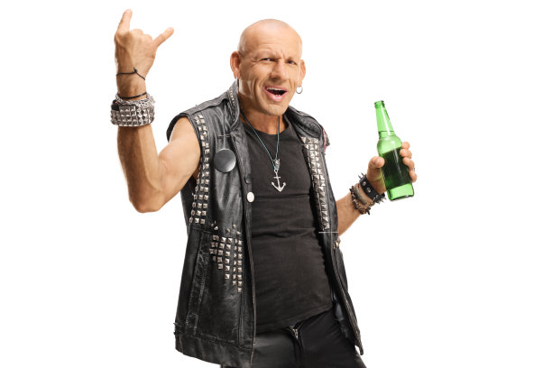 秃顶朋克手拿一瓶啤酒打着喇叭图片下载