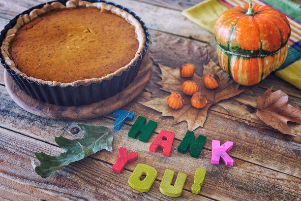 感恩节晚餐，餐桌上的南瓜派，特写图片下载