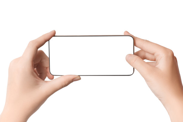 一个女人横着拿着智能手机，屏幕空白，白色背景上有空白的空间用来发短信图片下载
