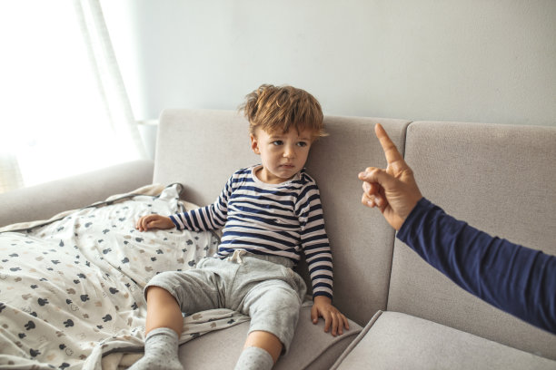 严厉的父亲虐待儿子图片下载