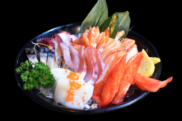 选择三文鱼片，金枪鱼，海鲷，鲭鱼，鱿鱼，章鱼和虾孤立在黑色背景，生鱼片海鲜集日本风格。图片下载