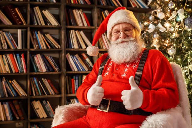 圣诞老人在图书馆的圣诞新年概念图片下载