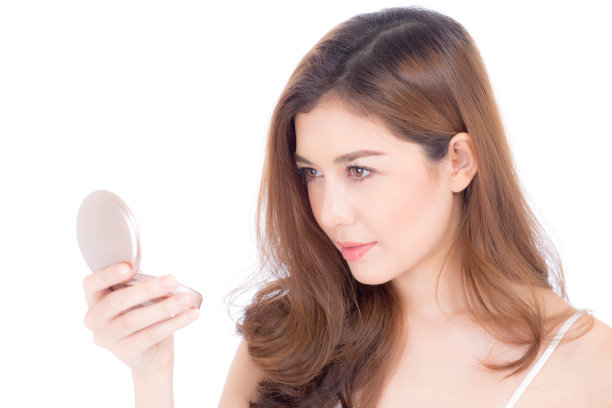 美丽的亚洲女人肖像在面颊化妆粉扑化妆品，美丽的女孩与脸微笑孤立在白色的背景，健康和保健的概念。图片下载