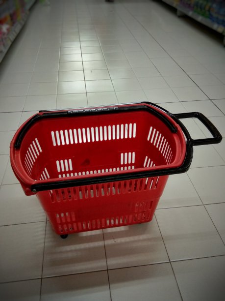 超市里的红色购物篮图片下载