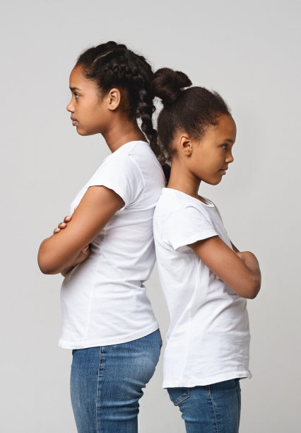 愤怒的姐妹背靠背的肖像图片下载