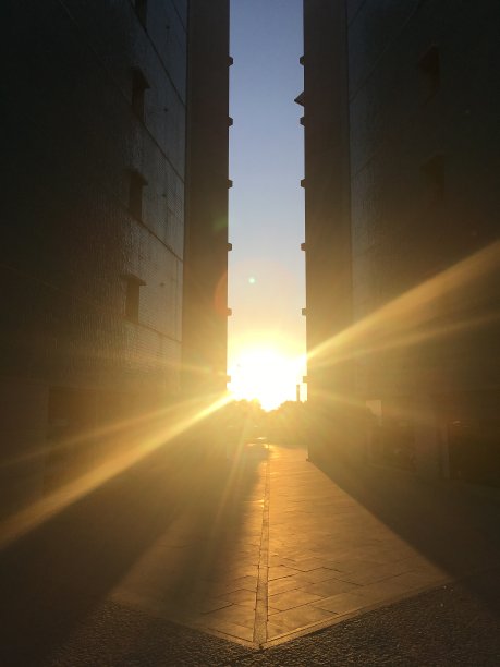 通过建筑日落图片下载